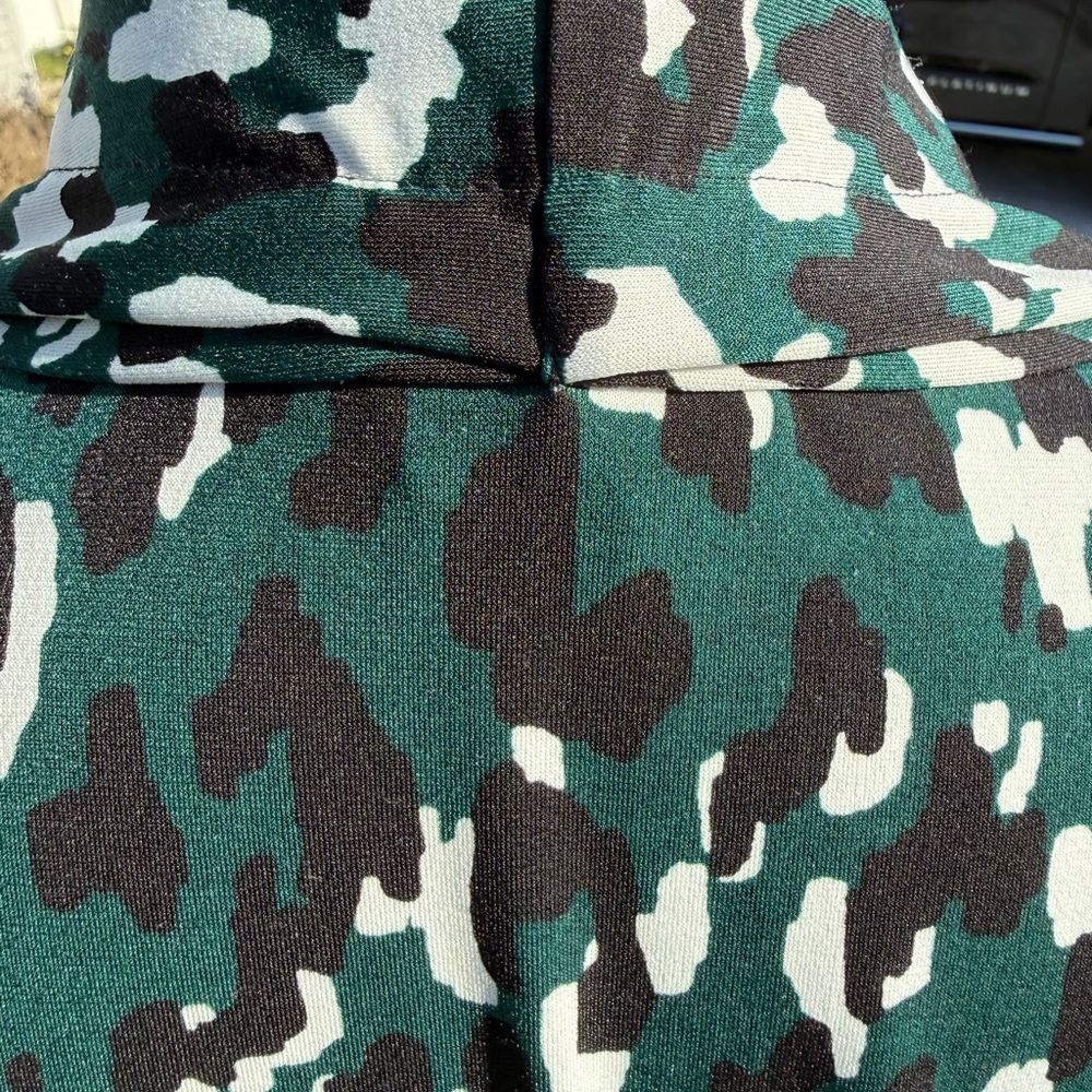 Calvin Klein Dark Green Black and White Sleeveless V-Neck Print Top - Picture 6 of 9